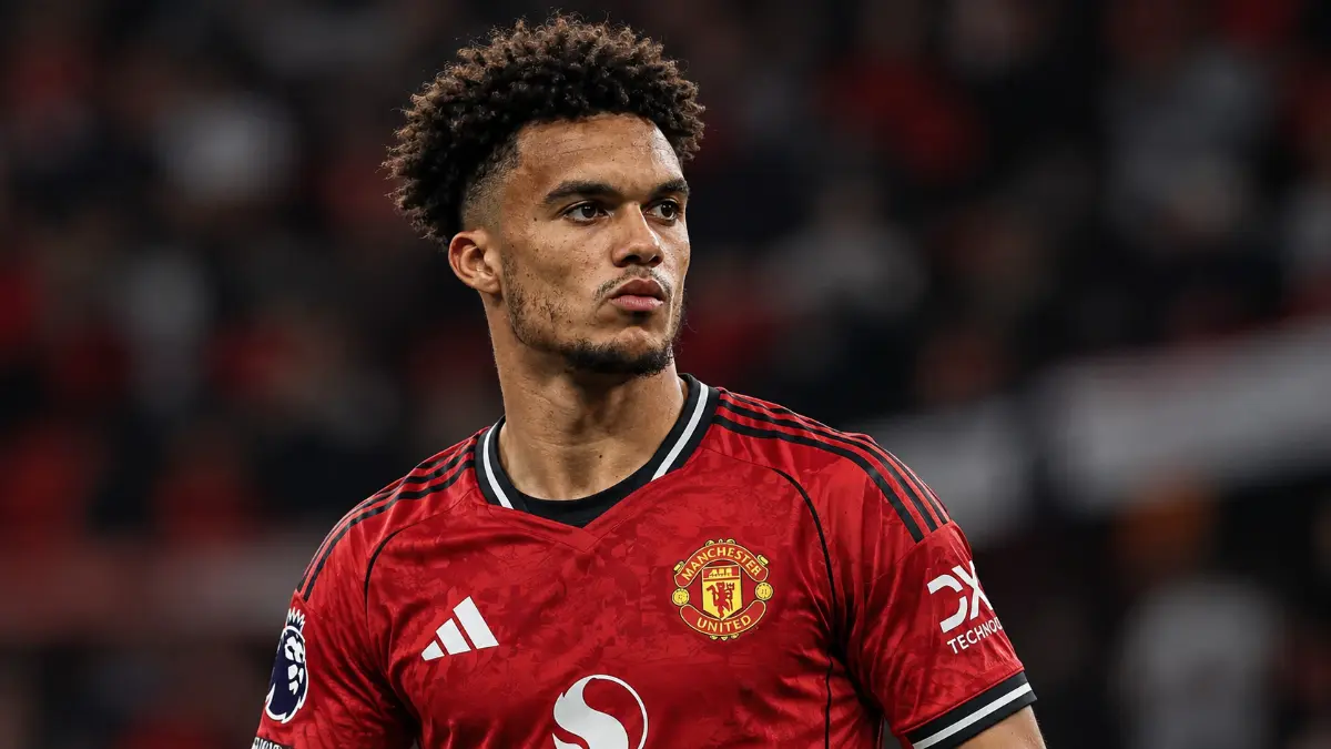 Manchester United maintain interest in Anthony Robinson from Fulham