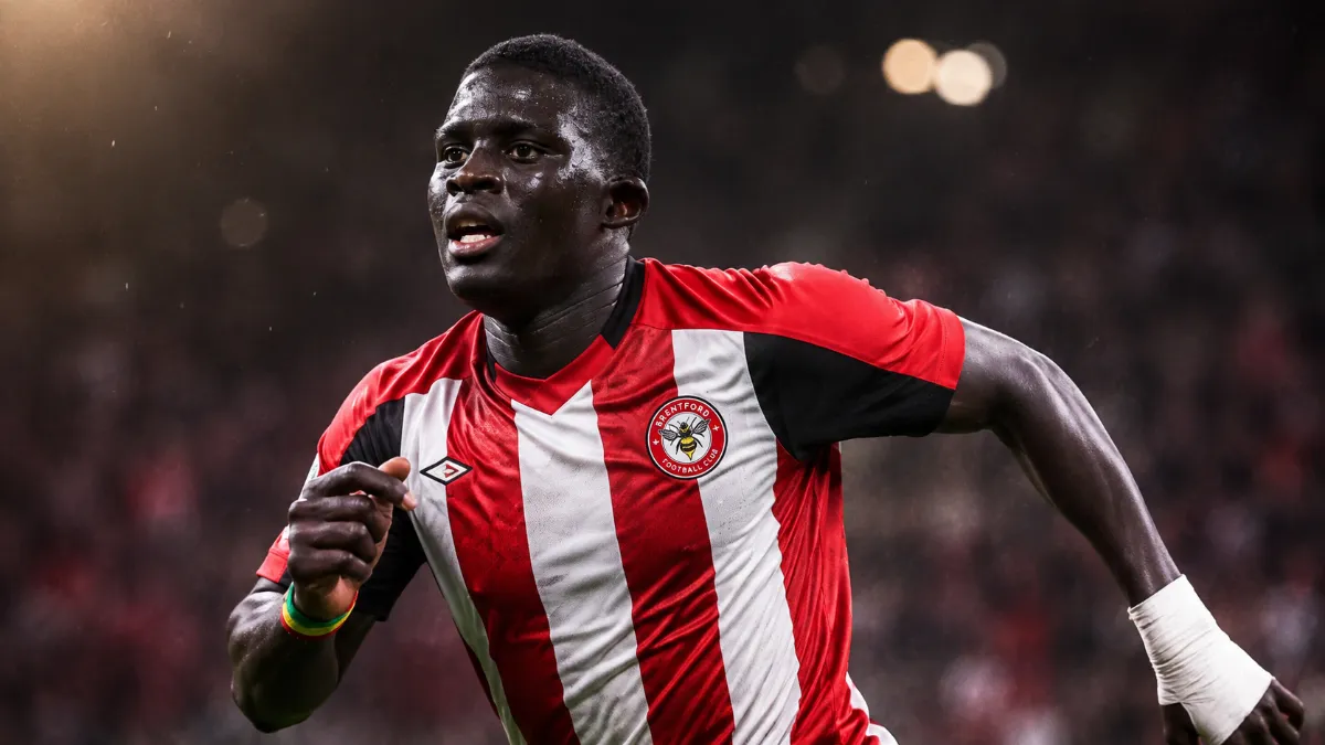 Brentford weigh up new bid for West Ham defender